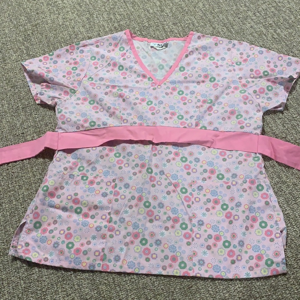 💗 V-Life short sleeve scrub top 💗